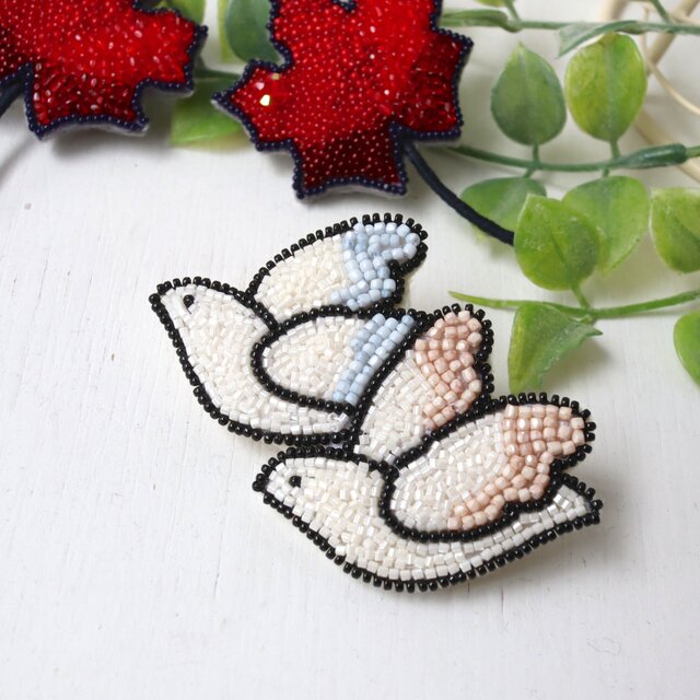 オートクチュール刺繍ブローチ 渡り鳥のsukeさんkakuさん | iichi 日々