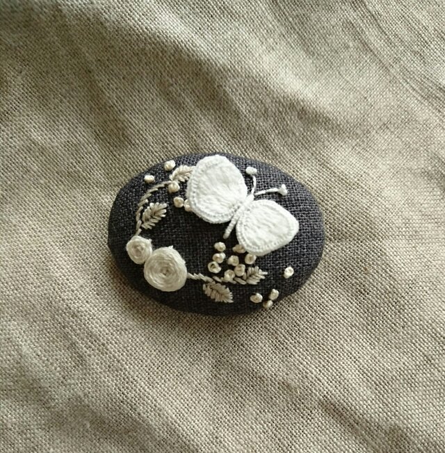 受注製作〉刺繍ブローチ chocho | iichi 日々の暮らしを心地よくする