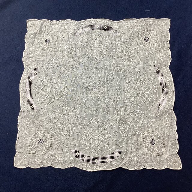 アンティーク刺繍ハンカチ 汕頭（スワトウ）手刺繍レース 手仕事