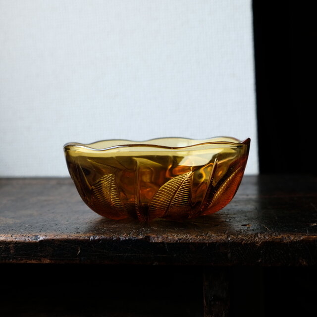 アウトレット品】リーフの文様◇琥珀色で素敵。昭和期 アンバー硝子深