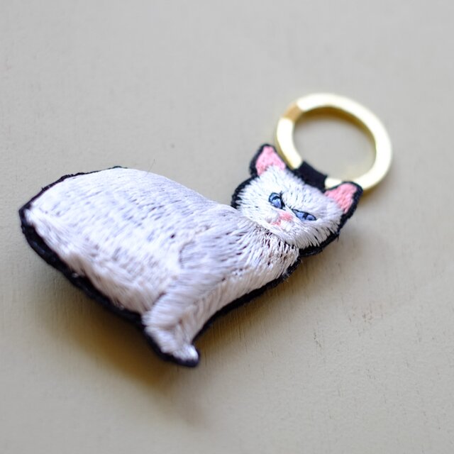 刺繍のチャーム/白猫 | iichi 日々の暮らしを心地よくするハンドメイド