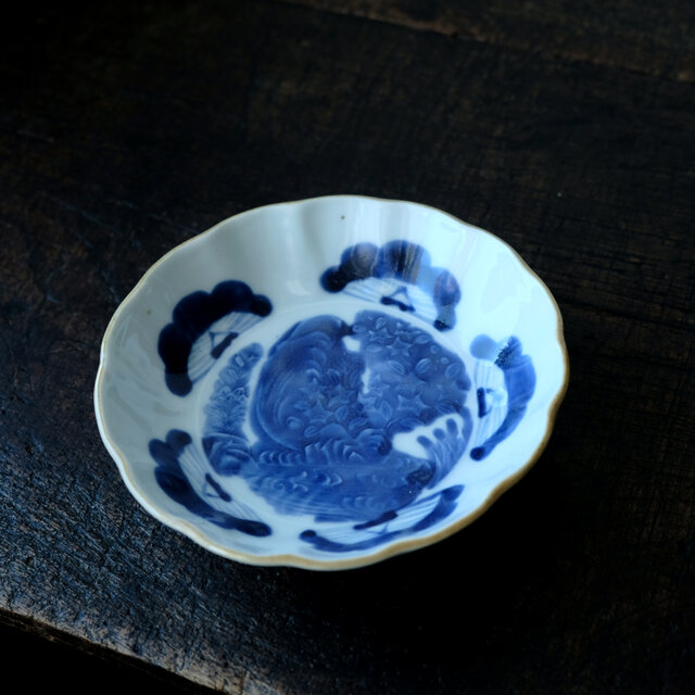 青と白のコントラスト◇草花の絵付け。伊万里 染付陽刻膾皿 器 骨董