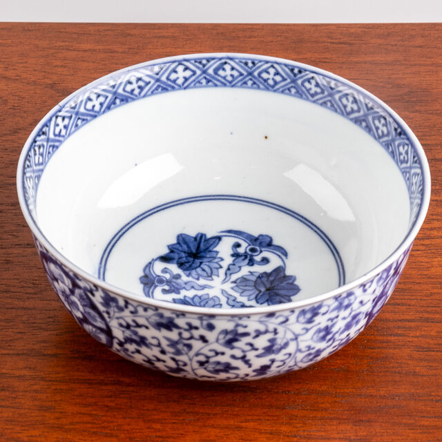 古伊万里 染付 花唐草文深鉢 江戸後期 | iichi 日々の暮らしを心地よく