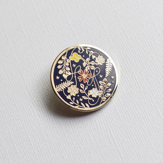 ラウンドフラワーのピンバッジ ブローチ ネイビー 草花 | iichi 日々の