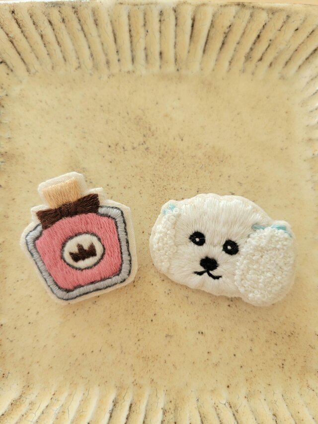 香水瓶の刺繍ブローチ | iichi 日々の暮らしを心地よくする