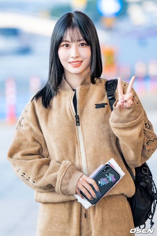 PHOTO】TWICE モモ、スケジュールのため日本へ出国…ラフなファッション