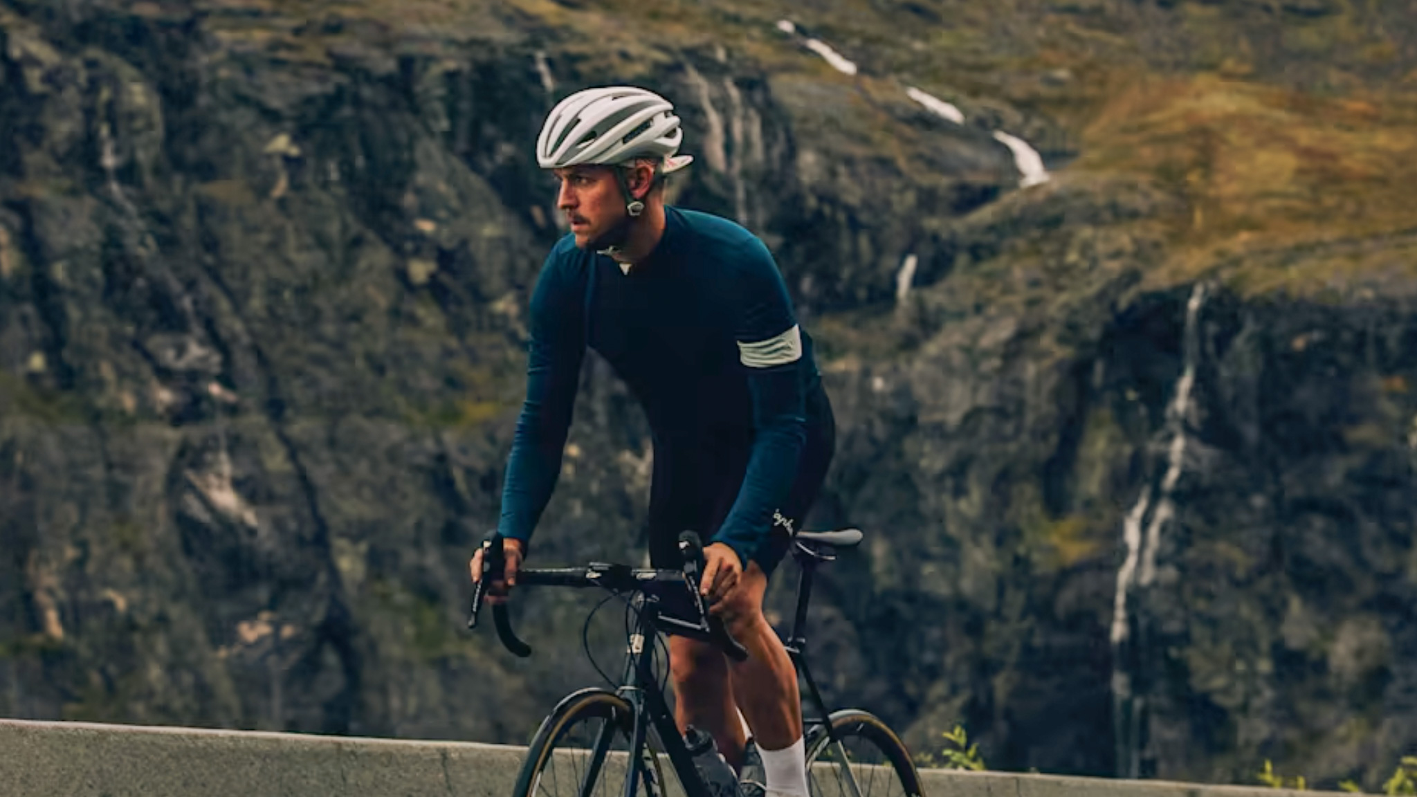 The Rapha Classic Long Sleeve Jersey is an essential piece of