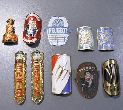 ヘッドバッジ：懐かしい自転車の顔 200種類展示 | 毎日新聞