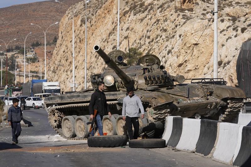 イスラエルがシリアを空爆 政府軍が残した武器の破壊狙いか | 毎日新聞