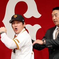 ソフトバンクから巨人へ 甲斐が入団会見 [写真特集1/10] | 毎日新聞