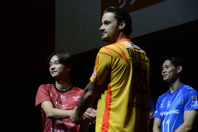 荒尾怜音、水町泰杜から「おっ、すごいやん」 SVリーグ開幕会見 | 毎日新聞