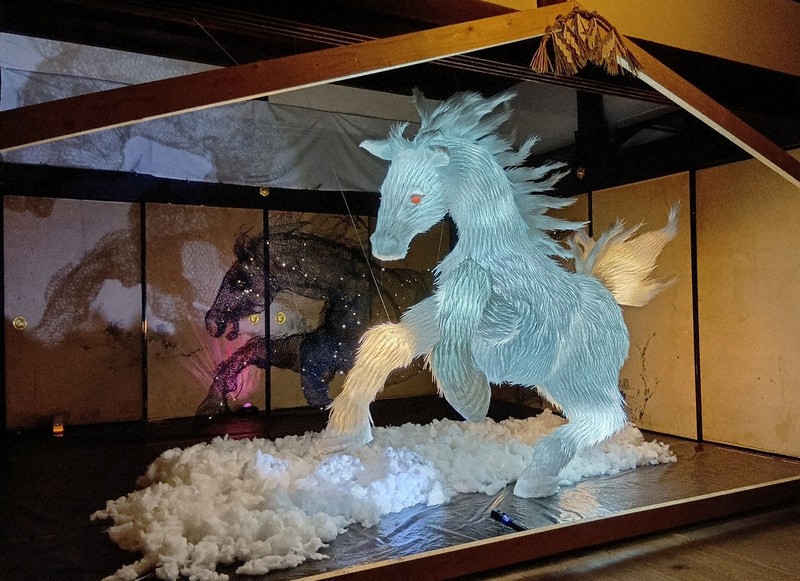 迫力満点、輝く馬のオブジェ披露 ライトアップも 奈良・達磨寺 | 毎日新聞
