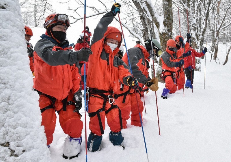 遭難救助へ官民連携 香美町や美方署、ハチ北高原で訓練 ／兵庫 | 毎日新聞