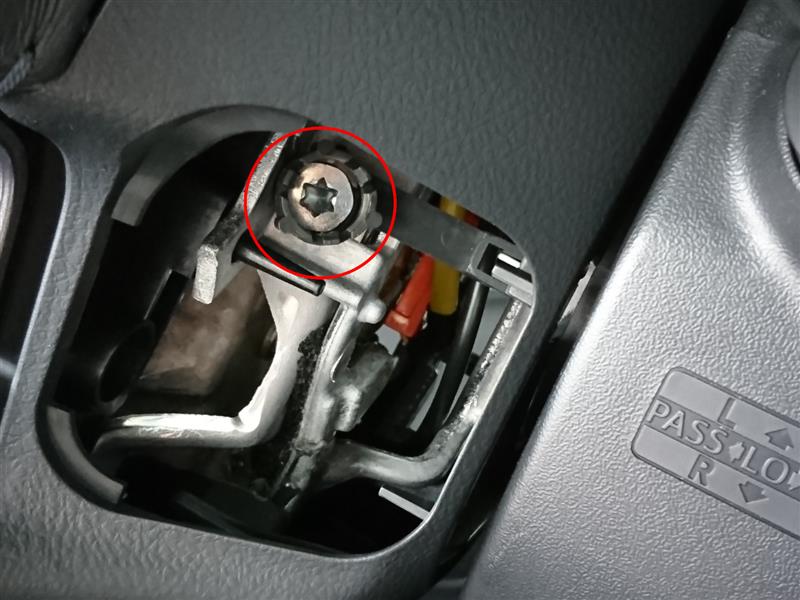 トヨタ ハイエー ステアリング コントロールボタン LED打ち替え済み