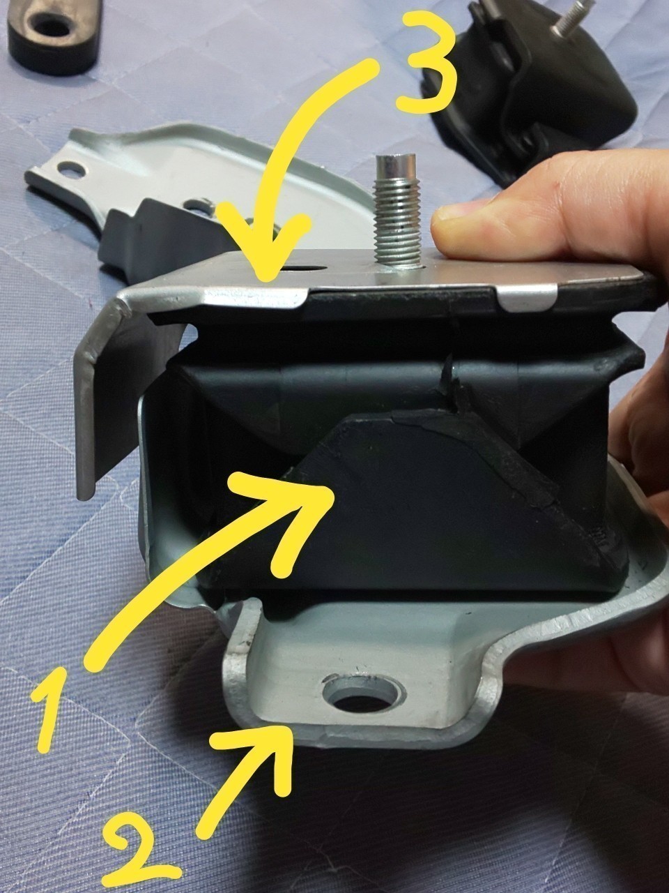 エンジンマウントをVAB標準からSTI強化品（GD用）に。ちょっと部品加工