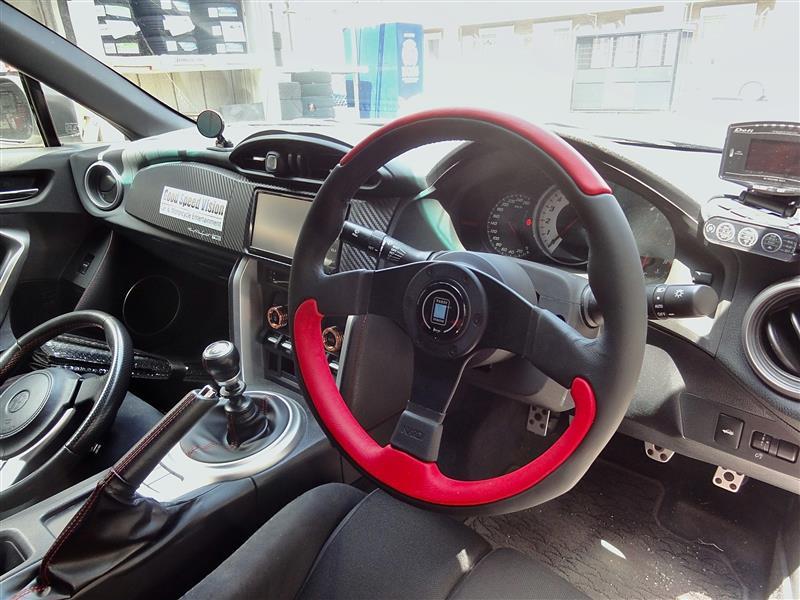 シャープな操作性を追求して、ステアリングを“NARDI LEADER”に交換