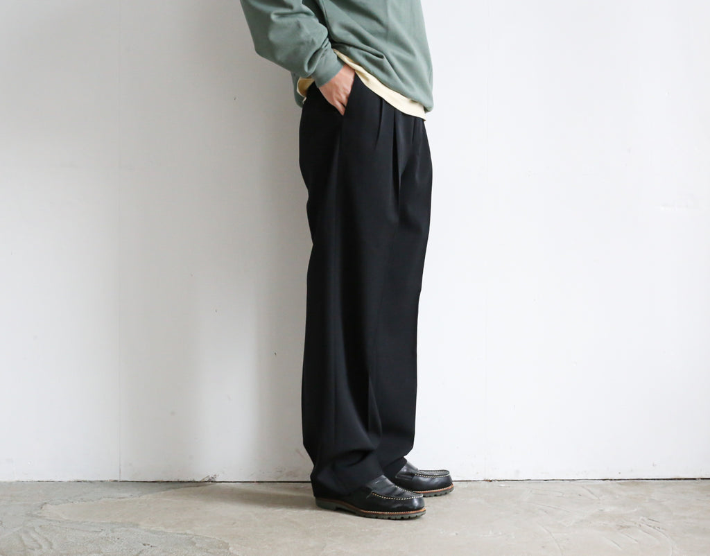 AURALEE LIGHT WOOL MAX GABARDINE TWO-TUCK SLACKS – Chum!