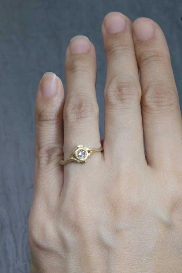 新芽が支える ローズカットダイヤの指輪 – ileava jewelry