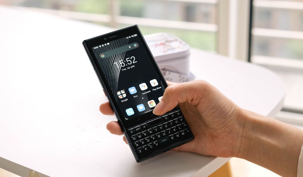 Unihertz Titan Slim - The New Sleek QWERTY Smartphone