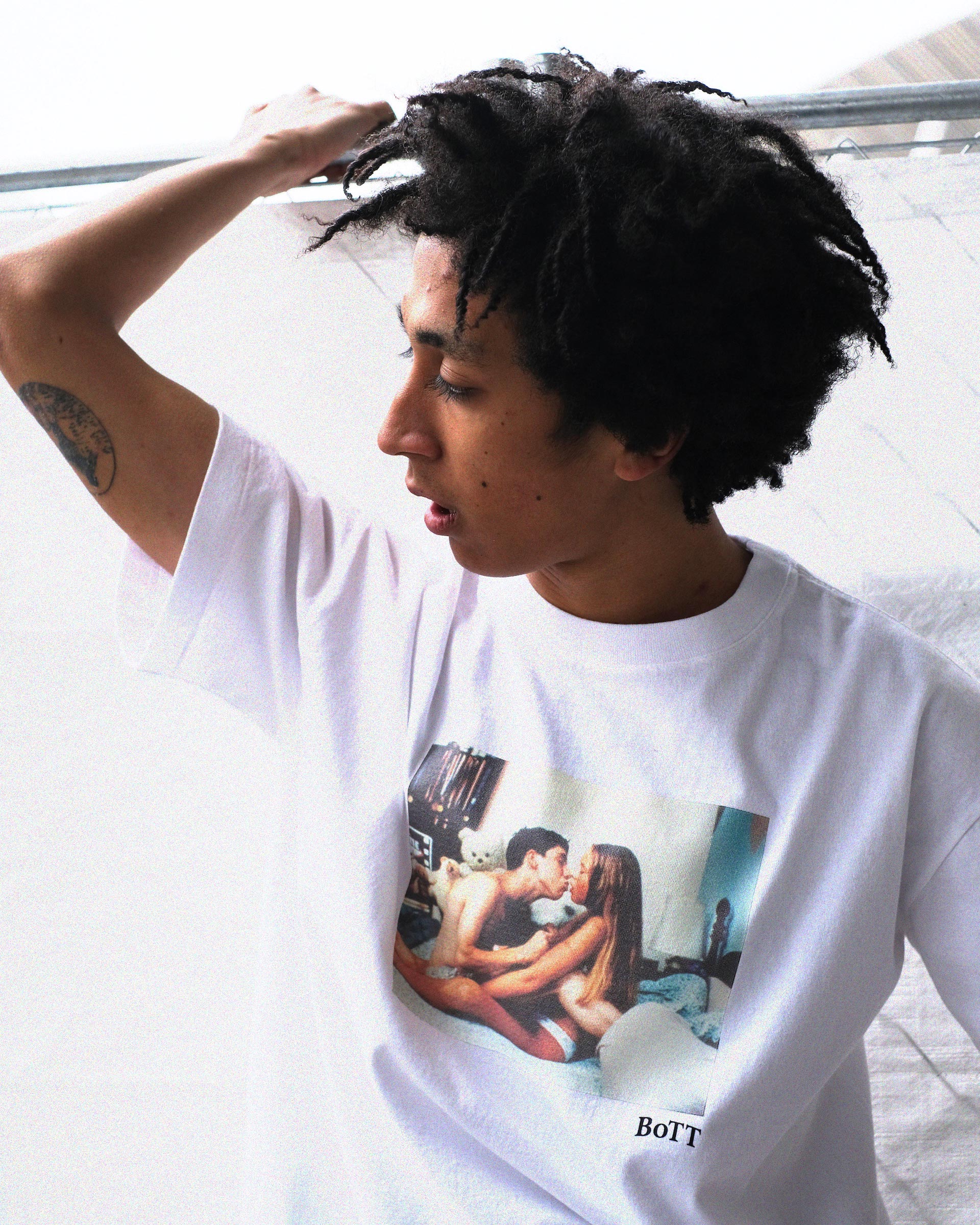 Larry ClarkとBoTTがコラボ｜『KIDS』名シーンをプリントしたTシャツが