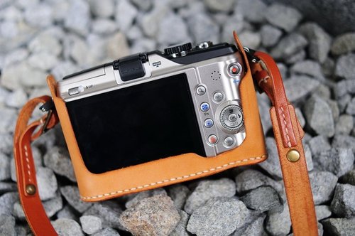 香港 ストラップ付きハンドステッチライトブラウンレザーカメラケース