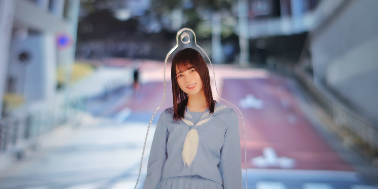 日向坂46のアクリルスタンドとニュースペーパーバッグのレビュー