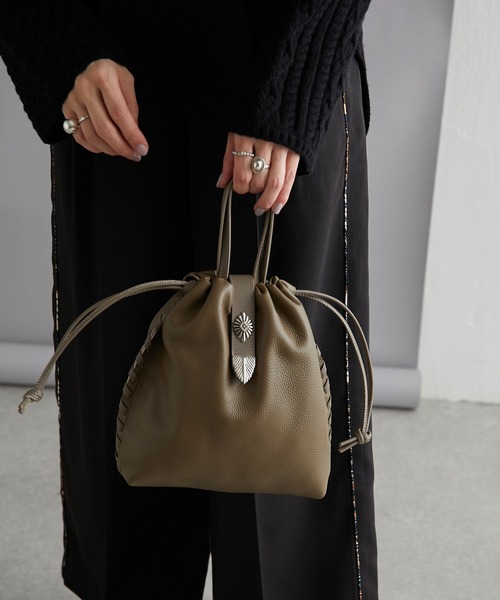 ear PAPILLONNER（イアパピヨネ）の「バックル巾着ショルダーバッグ S