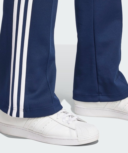 adidas（アディダス）の「アディカラー 70s トラックパンツ（ジャージ