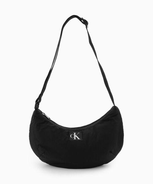 Calvin Klein（カルバン・クライン）の「ミドルクレセント クロス