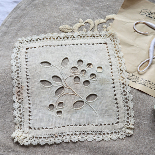 フランス 14㎝ アンティークカットワーク刺繍モチーフ B560 エクリュ
