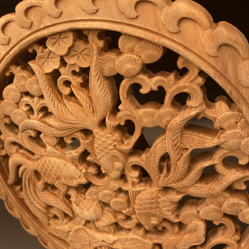 金魚戯水 26.5cm（金魚・蓮・水草) 参次元彫刻『雅』 透かし彫 楠彫刻
