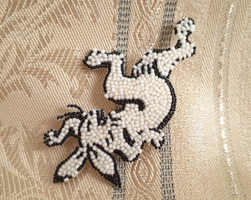 アルチビオウサギモチーフビーズ刺繍スカート 白うさぎさんのブローチ ビーズ刺繍 ブローチ うちの子刺繍🐰らぱんち