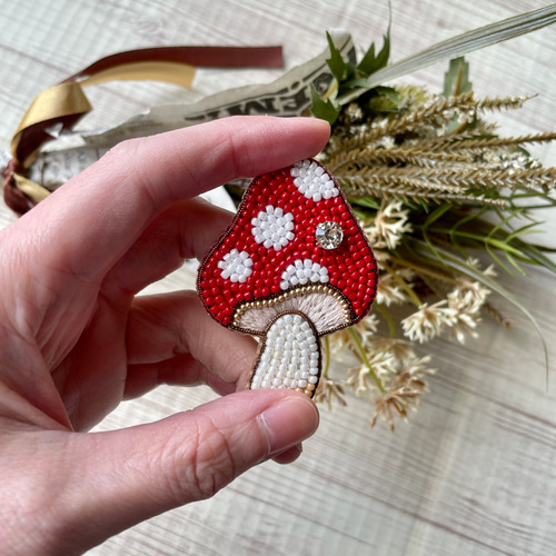 受注製作＊ビーズ刺繍ブローチ【きのこ/ぷちっと一粒ガラスビジュー