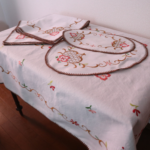 フランスの手仕事/フォークロアなお花の手刺繍 テーブルクロス