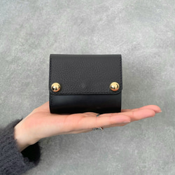 ◇ 心惹かれるゴールド金具と2種のブラックレザーの三つ折りウォレット