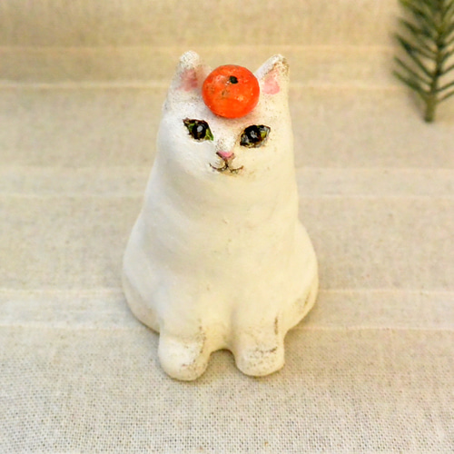 ネコの鏡餅（C）オーブン陶芸 白猫 ネコ餅 みかん付 置き物 お正月の