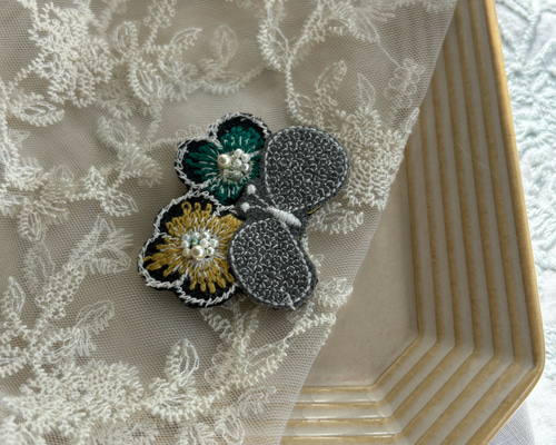 お花とちょうちょブローチ〇ミナペルホネン ブローチ chaki 通販