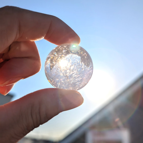 金銭運が爆上がり】ルチルクォーツスフィア 33ミリ 針水晶 台座付
