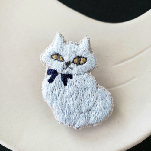 ブルーグレーの猫刺繍ブローチ【受注製作】 ブローチ choco mint 通販