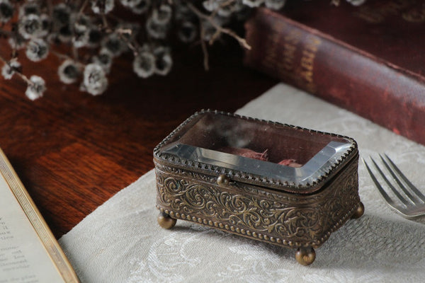 マドモアゼルの絵入りラウンド型ジュエリーボックス フランス