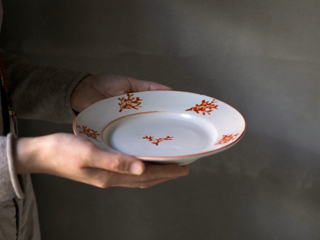 ヨシノヒトシ 赤絵6.5寸皿