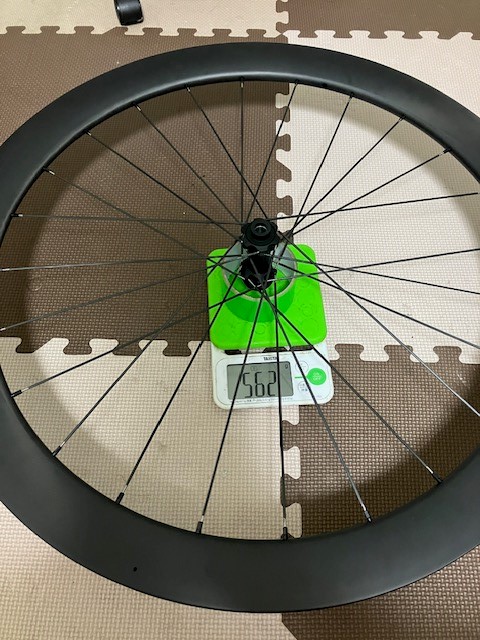 50mm高で外30mm内24mmのフックレスリムとカーボンスポークとDT180で