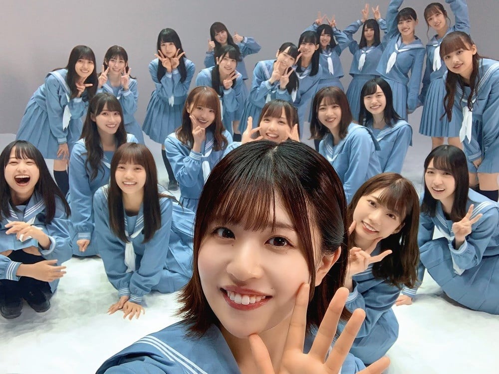 日向坂46、セーラー服姿で22人全員集合 “青春感”あふれる自撮り写真