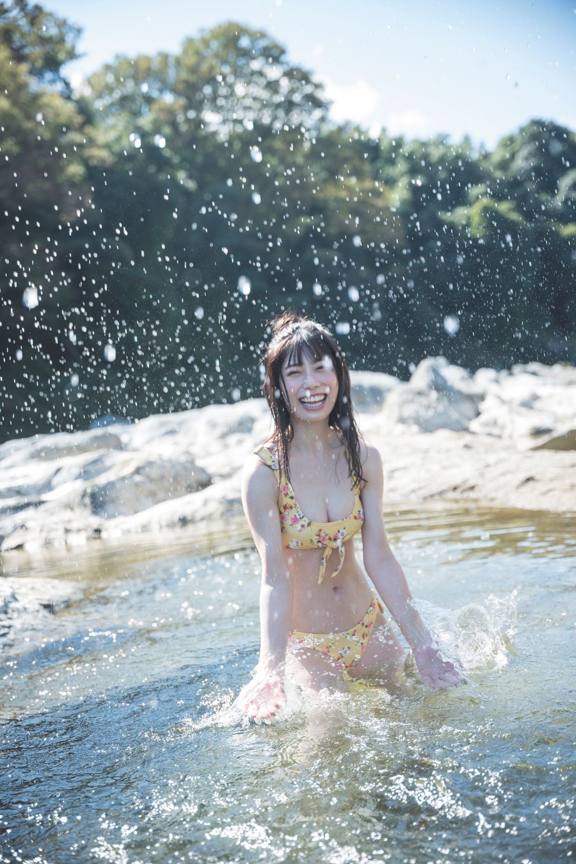 日向坂46東村芽依、初の水着カット解禁 水しぶきあげ開放的に「水浴び