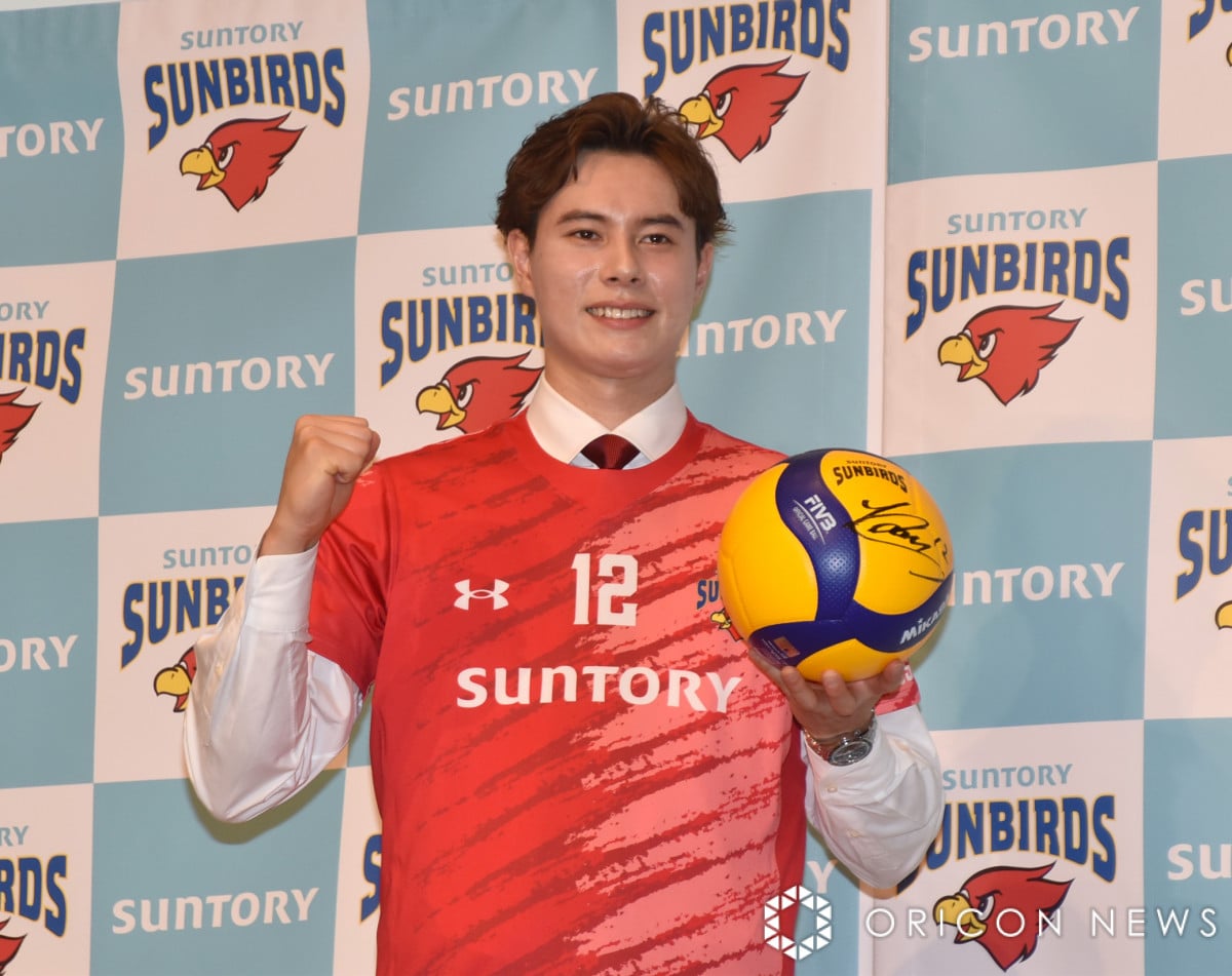 高橋藍、サントリーサンバーズ入団会見「バレーボールを夢のある