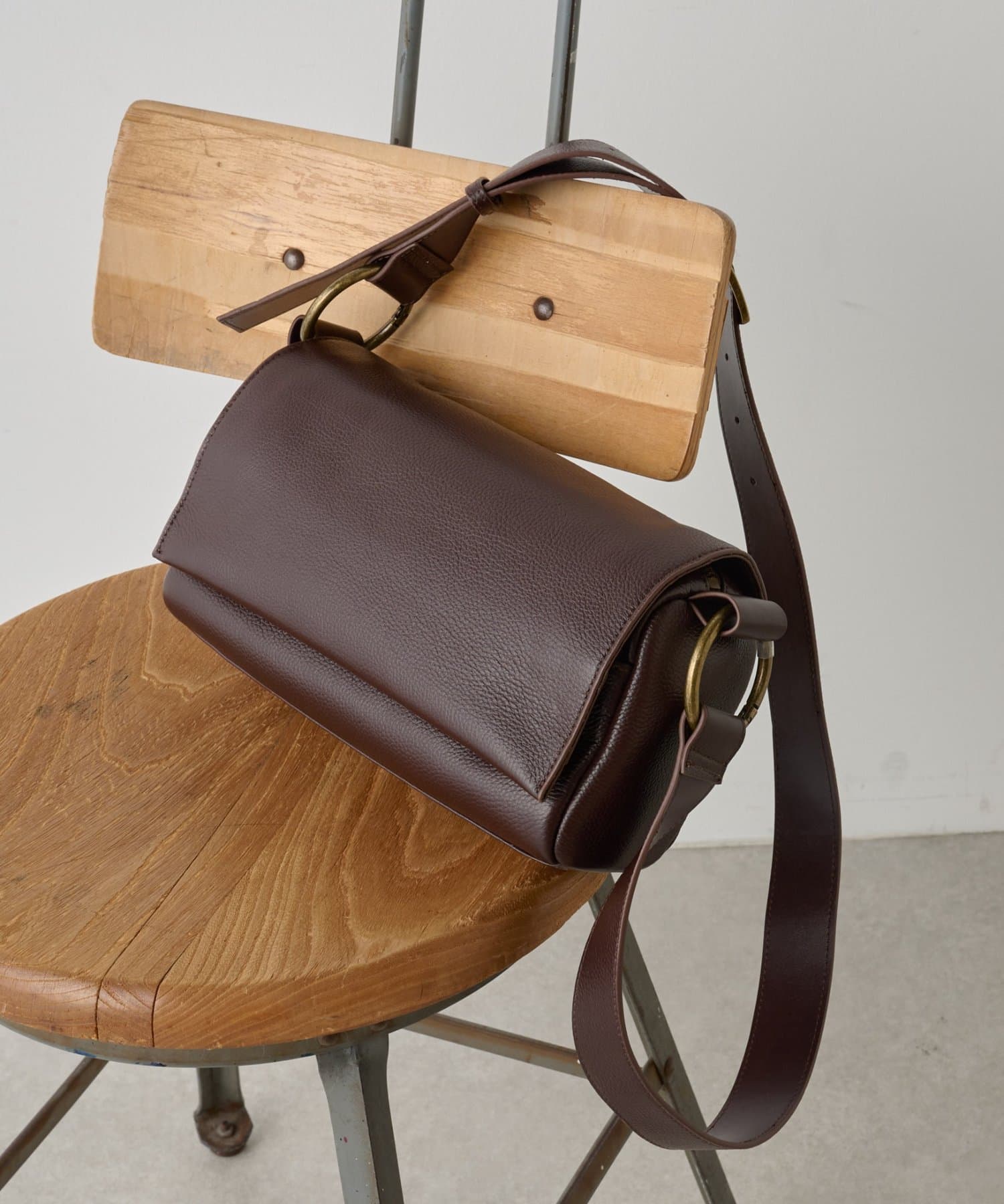 BEARDSLEY （ビアズリー） ＜ベルト付替え可＞ レザーボディバッグ