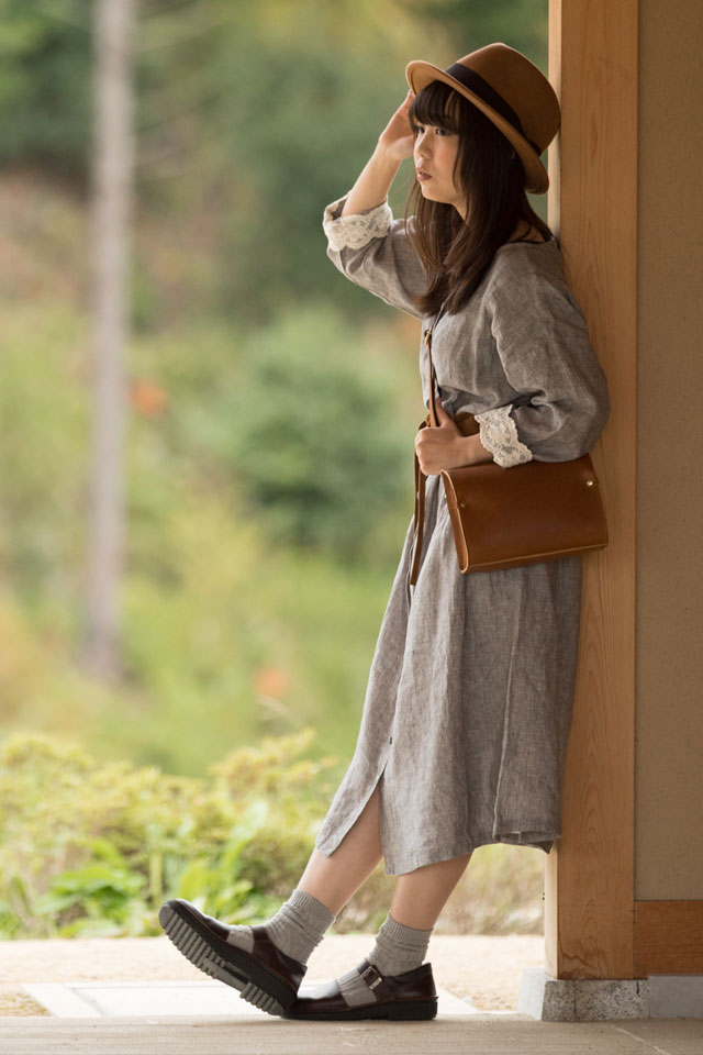 小さめサイズ。オイルレザーミニショルダーバッグ。ナチュラルバッグの