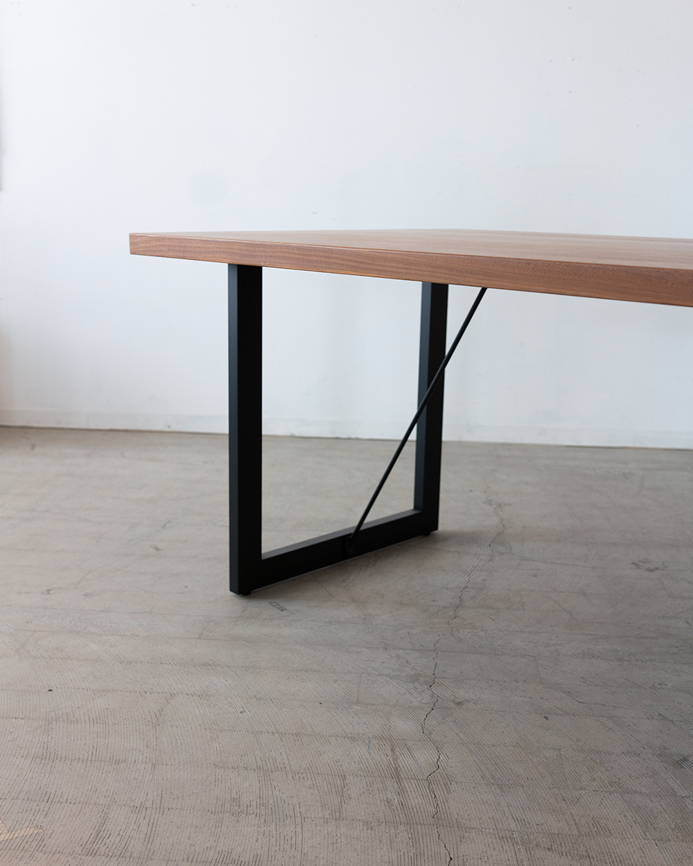 ﾀﾞｲﾆﾝｸﾞﾃｰﾌﾞﾙ DT414-7S4A ｳｫｰﾙﾅｯﾄ無垢材ｳﾚﾀﾝ塗装 ｱｲｱﾝ脚 | cocochi