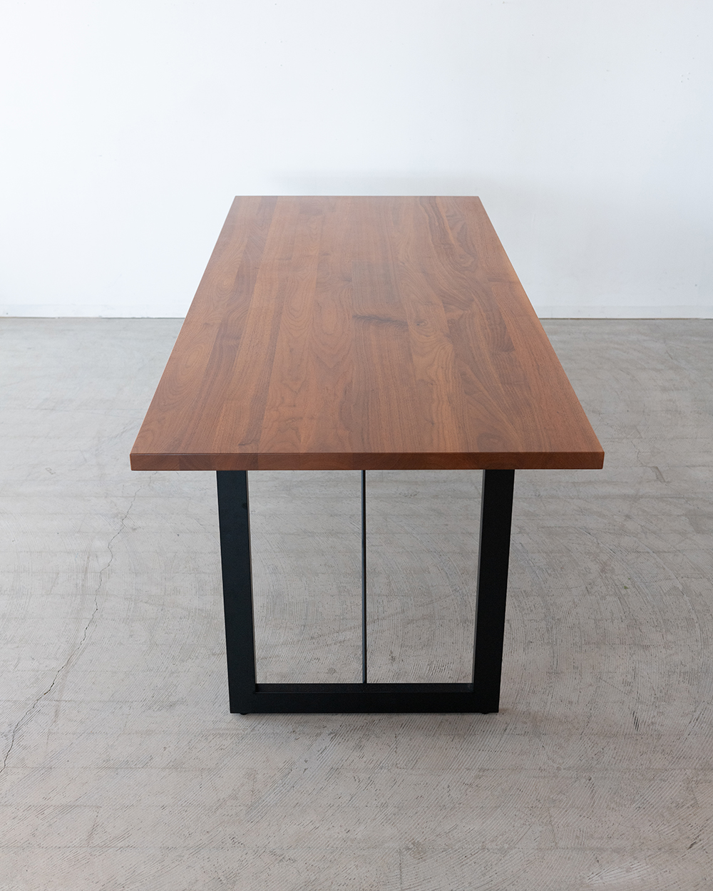 ﾀﾞｲﾆﾝｸﾞﾃｰﾌﾞﾙ DT414-7S4A ｳｫｰﾙﾅｯﾄ無垢材ｳﾚﾀﾝ塗装 ｱｲｱﾝ脚 | cocochi