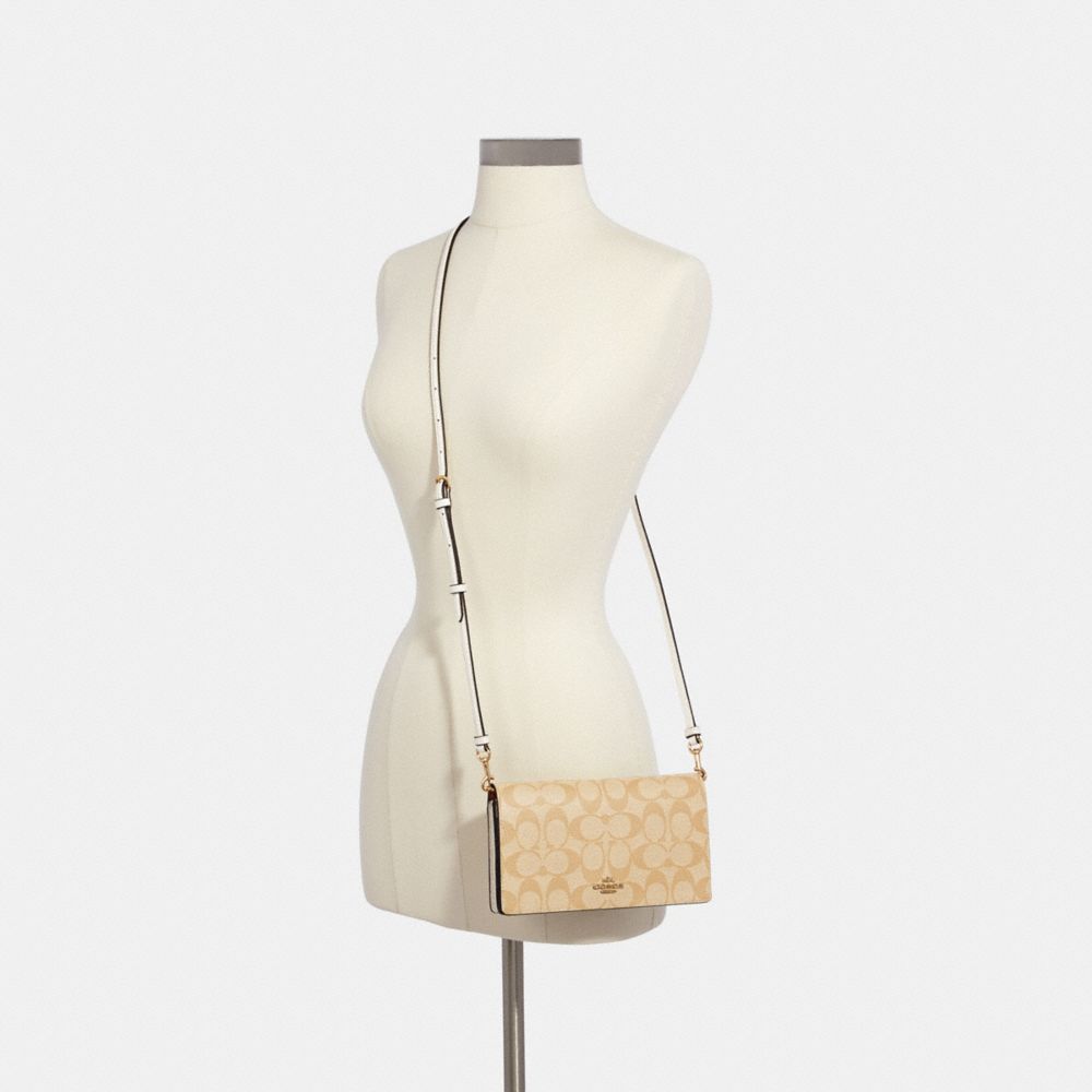 アンナ フォルドオーバー クロスボディ クラッチ シグネチャー